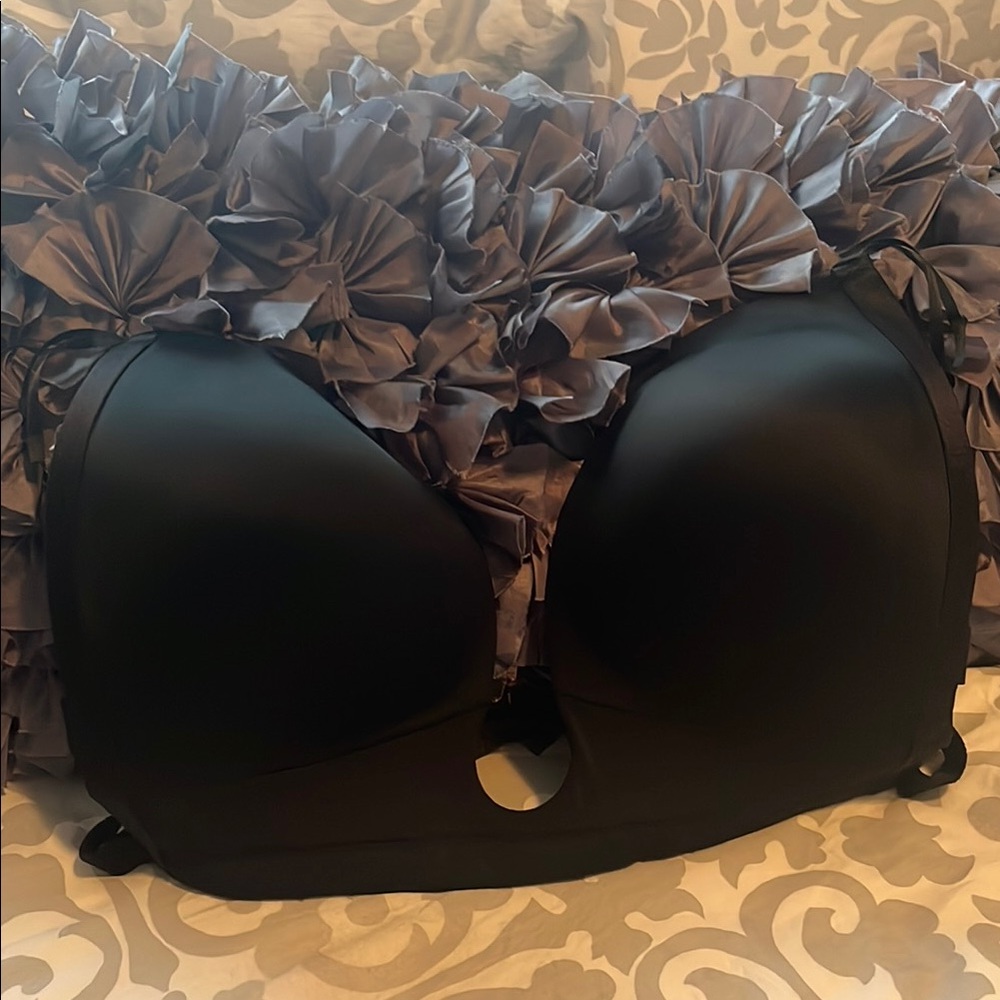 Low Plunge Elegant Black Bra Sz 14